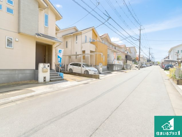 神戸市北区上津台　中古一戸建ての前面道路含む現地写真|周辺は閑静な住宅街！前面道路広々で車の出し入れも便利です。駐車が苦手な方でも安心して車庫入れできます！