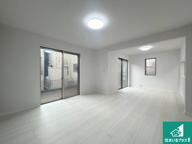神戸市北区上津台　中古一戸建ての居間・リビング|日当たり良好の明るいリビングで朝の目覚めもスッキリできそう！対面キッチンでご家族のコミュニケーションも自然と増える設計！小さなお子様が遊ぶスペースを作っても広々とくつろげるLDK！