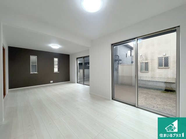 神戸市北区上津台　中古一戸建ての居間・リビング|ご家族で広々とくつろげるLDK！
