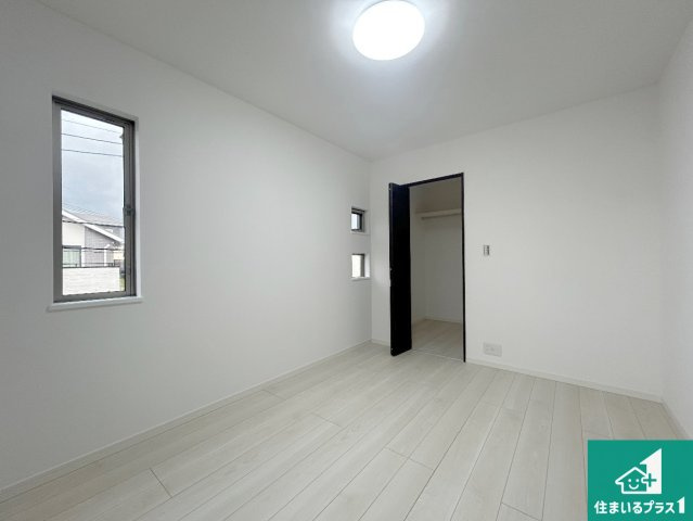 神戸市北区上津台　中古一戸建ての洋室|シンプルな洋室は、自分好みのインテリアが楽しめます♪ご家族とインテリアや家具を選びに行くのは購入時の醍醐味の一つです。ぜひお楽しみください♪