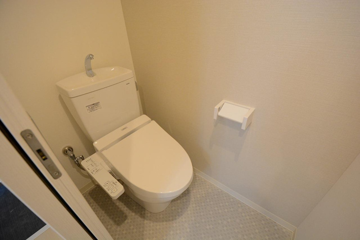 温水洗浄便座付きのトイレです♪