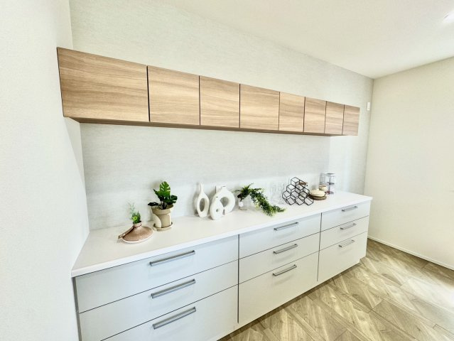 ＼ 釧路市花園町 ／太陽光・蓄電池・家具付の高性能モデル誕生！のキッチン|小物のディスプレイも楽しめる、大容量の背面収納！
