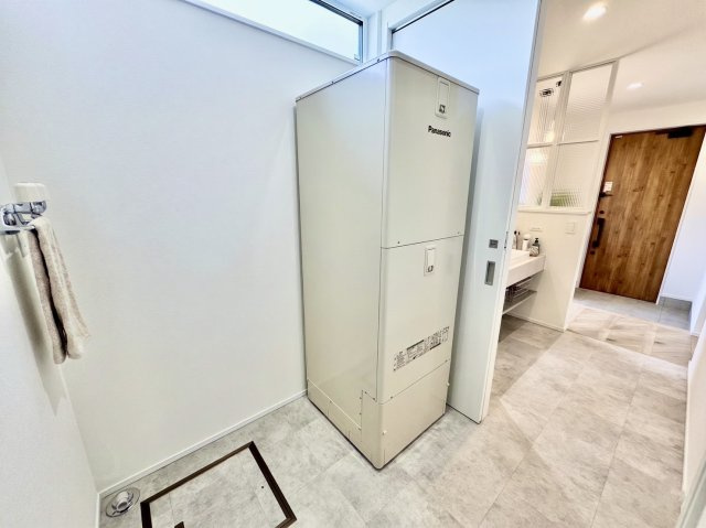 ＼ 釧路市花園町 ／太陽光・蓄電池・家具付の高性能モデル誕生！のその他|家計に優しいエコキュート完備、ゆとりある広さの脱衣スペース。