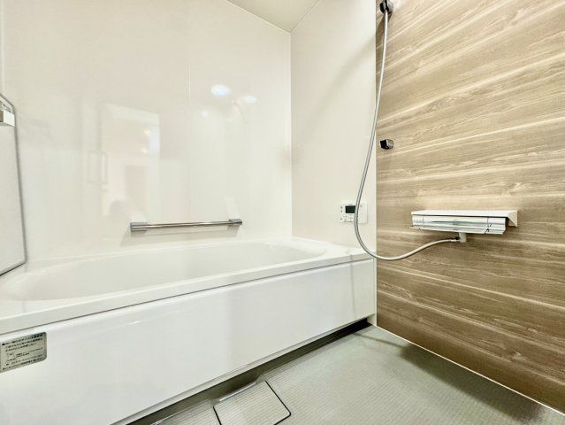 ＼ 釧路市花園町 ／太陽光・蓄電池・家具付の高性能モデル誕生！の浴室|木目調パネルが心を落ち着かせる、清潔感溢れる一坪バスルーム。