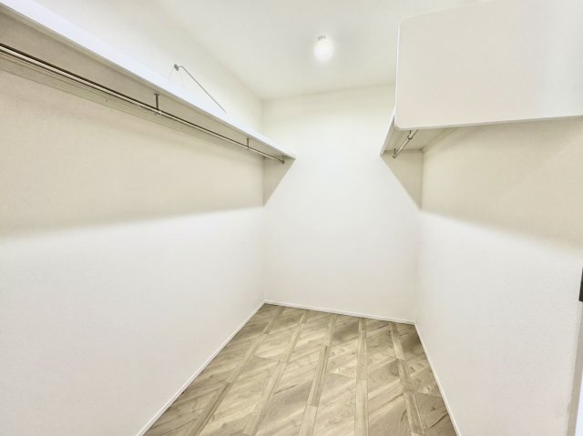 ＼ 釧路市花園町 ／太陽光・蓄電池・家具付の高性能モデル誕生！の収納|家族みんなの衣類がすっきり片付く、大容量のファミリークローゼット。