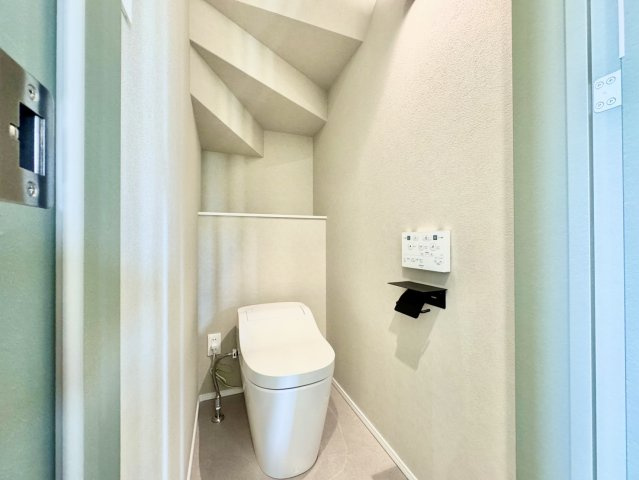 ＼ 釧路市花園町 ／太陽光・蓄電池・家具付の高性能モデル誕生！のトイレ|階段下のスペースを有効活用した、モダンで落ち着くトイレ空間。