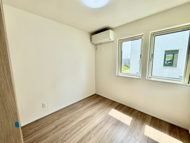 ＼ 釧路市花園町 ／太陽光・蓄電池・家具付の高性能モデル誕生！の洋室|２面採光で明るい、エアコン完備の心地よいシンプル洋室。