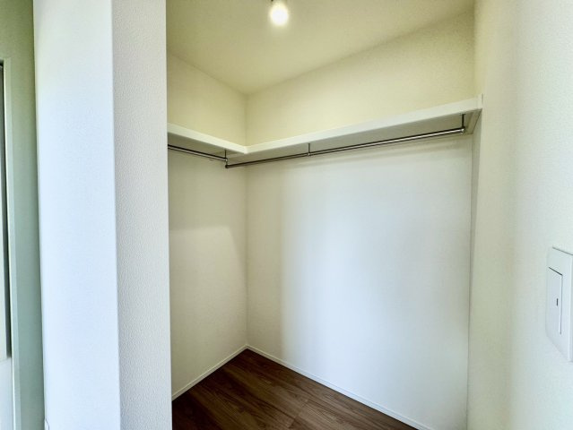 ＼ 釧路市花園町 ／太陽光・蓄電池・家具付の高性能モデル誕生！の収納|ロングコートも掛けられる、枕棚付きの機能的なＷＩＣ。