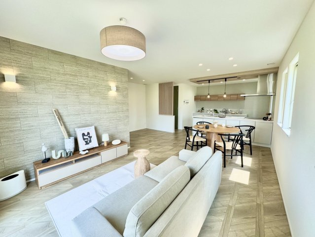＼ 釧路市花園町 ／太陽光・蓄電池・家具付の高性能モデル誕生！の居間・リビング|アクセントクロスが映える、上品で開放的な大空間！