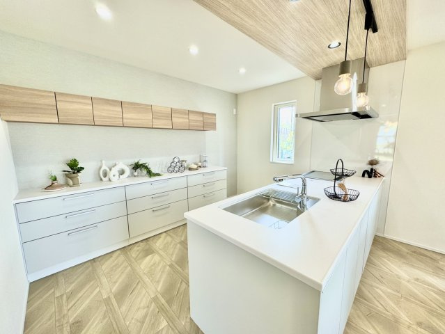 ＼ 釧路市花園町 ／太陽光・蓄電池・家具付の高性能モデル誕生！のキッチン|大容量の背面収納と、作業がしやすい広々フルフラットキッチン。