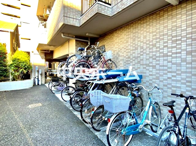 ライオンズマンション町屋の駐輪場|駐輪場。費用負担なしでご利用可能です。空き状況などの詳細は担当スタッフまでお問い合わせください。