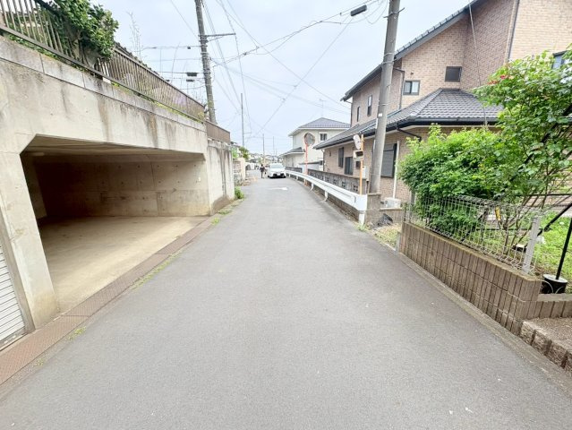 日高市高萩東　建築条件なし売地　JR川越線『武蔵高萩駅』徒歩17分　【高萩北小学区】の前面道路含む現地写真