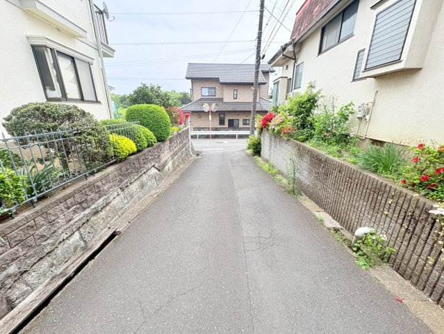 日高市高萩東　建築条件なし売地　JR川越線『武蔵高萩駅』徒歩17分　【高萩北小学区】の前面道路含む現地写真