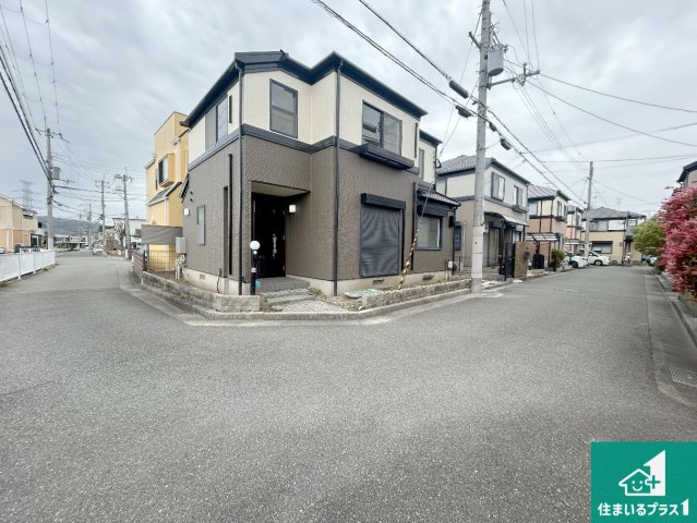 宝塚市山本南　中古一戸建ての前面道路含む現地写真|周辺は閑静な住宅街！前面道路広々で車の出し入れも便利です。駐車が苦手な方でも安心して車庫入れできます！