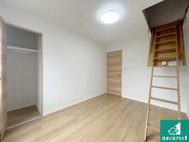 宝塚市山本南　中古一戸建ての洋室|シンプルな洋室は、自分好みのインテリアが楽しめます♪ご家族とインテリアや家具を選びに行くのは購入時の醍醐味の一つです。ぜひお楽しみください♪