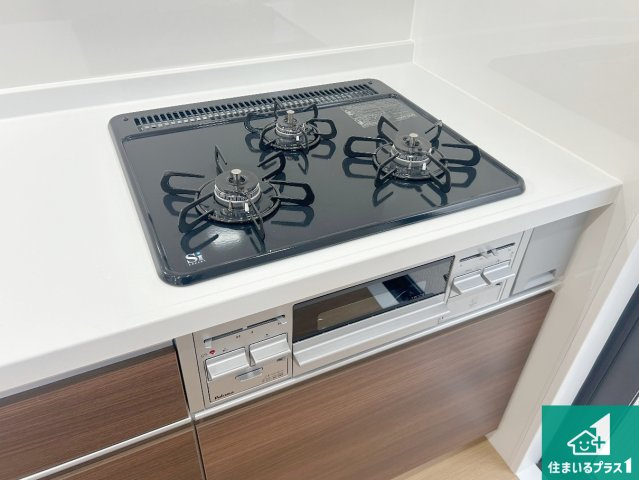 宝塚市山本南　中古一戸建ての設備|ダブル高火力Ｓｉセンサー付きコンロ！３口あるので、まとめて料理をする時も大活躍！