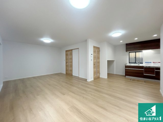 宝塚市山本南　中古一戸建ての居間・リビング|リビングと統一感があり、使い勝手のいいキッチン。広々としているので、二人並んで作業が出来ちゃいます。お子様と一緒に色々なお料理に挑戦できるスペースがあります。