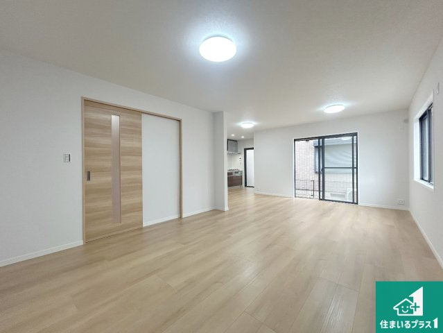 宝塚市山本南　中古一戸建ての居間・リビング|シンプルなリビングは、観葉植物等のインテリアを楽しめますね！パパ好みにも、ママ好みにも家具次第で雰囲気を変えることができます！