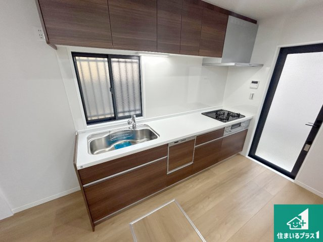 宝塚市山本南　中古一戸建てのキッチン|明るいリビングで朝の目覚めもスッキリできそう！小さなお子様が遊ぶスペースを作っても広々とくつろげるLDK！