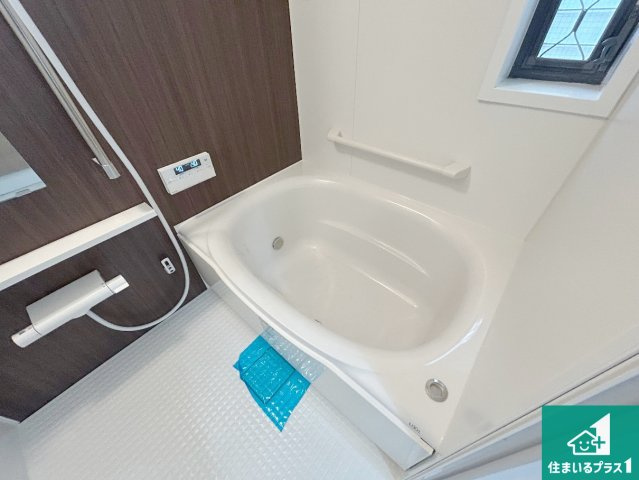 宝塚市山本南　中古一戸建ての浴室|足をゆったり伸ばして寛げる浴槽です。窓が設けられていますので差し込む光が明るく穏やかな雰囲気にしてくれます♪浴室乾燥機も設置しているので、雨の日の洗濯物も安心です♪