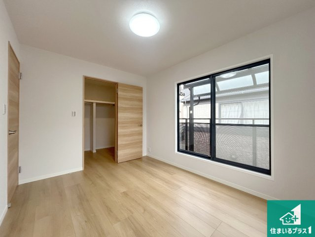 宝塚市山本南　中古一戸建ての洋室|寝室は心地よい眠りについてもらいたくて、シンプルかつ開放的な空間な設計にしています！大きな窓から差し込む日が心地いいです♪