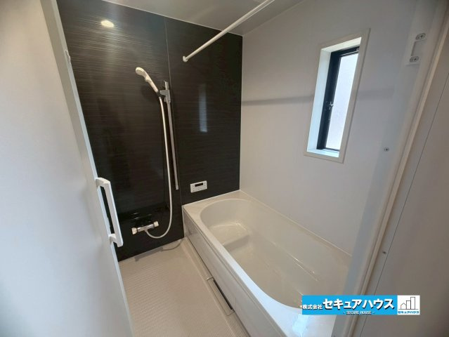 【今からご案内可能】東海市加木屋町　全7棟の浴室|【浴室】
◆アクセントパネルで落ち着きのある雰囲気を演出し、毎日の疲れを癒やすバスタイムを過ごせます。
◆窓付きで、カビの繁殖を抑える効果があります。
◆オプションでお好きなサイズの鏡を設置できます。