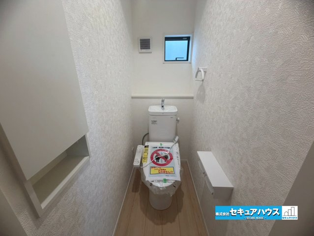 【今からご案内可能】東海市加木屋町　全7棟のトイレ|【高機能トイレ】　　　　　　　　　　
◆高機能トイレの多くは便器のフタの開閉が自動であり、使用後に手動で水を流す面倒もなく非常に便利です。スタイリッシュな見た目で、お掃除しやすく、節水効果が高いです。