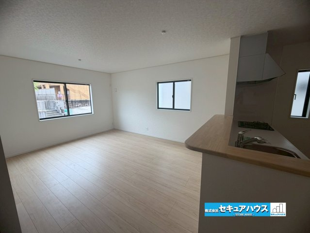 【今からご案内可能】東海市加木屋町　全7棟の居間・リビング|【LDK】　　　　　　　　
◆家族揃ってリビングで過ごすお休みの日が、楽しみになる場所となることでしょう。
◆対面式のオープンキッチンは、家事をしながら家族の様子が一目でわかる安心＆便利設備♪