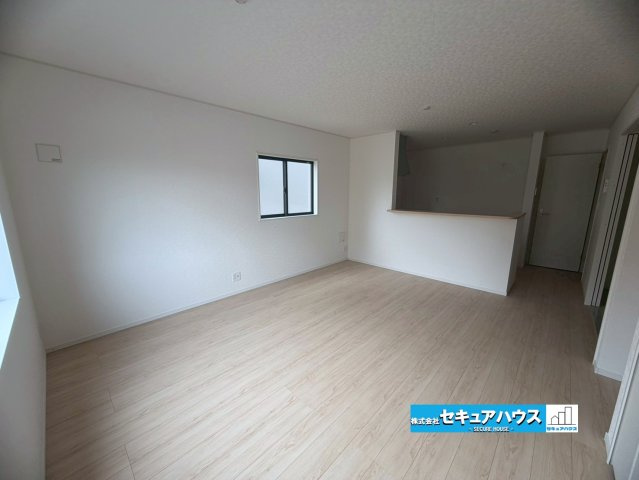 【今からご案内可能】東海市加木屋町　全7棟の居間・リビング|【LDKイメージ】
◆日当たりが良く温かい広々リビングは家族の団らんスペースになります。
◆クローゼット付きの収納ははティッシュボックスや掃除道具などの日用品を隠す収納ができるためとても便利です。　　