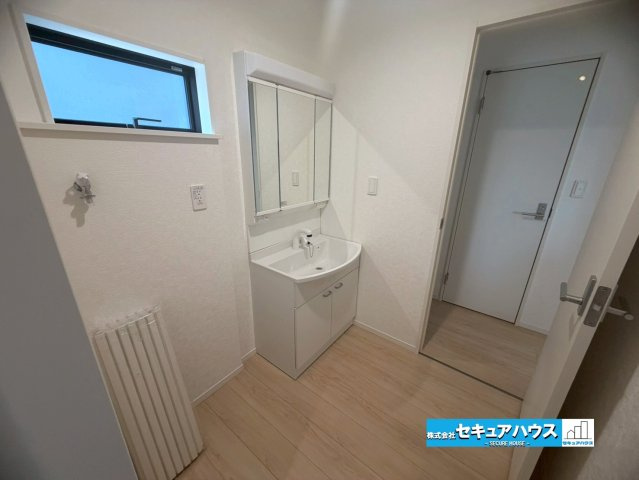 【今からご案内可能】東海市加木屋町　全7棟の独立洗面台|【洗面台】　　　　　　　　　　　　　　
◆鏡の裏にはたっぷりと収納スペースを標準装備！
◆電源を付属しているのでドライヤーなど利用できます。
◆シャワー付きの洗面台のため清掃も楽に行うことが出来ます。