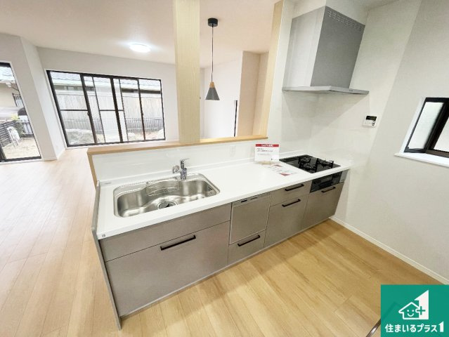 宝塚市逆瀬台　中古一戸建てのキッチン|リビングと統一感があり、使い勝手のいいキッチン。広々としているので、二人並んで作業が出来ちゃいます。お子様と一緒に色々なお料理に挑戦できるスペースがあります。
