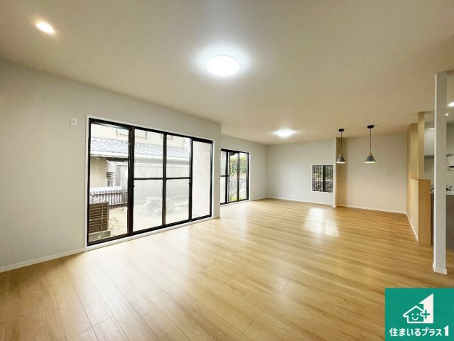 宝塚市逆瀬台　中古一戸建ての居間・リビング|日当たり良好の明るいリビングで朝の目覚めもスッキリできそう！対面キッチンでご家族のコミュニケーションも自然と増える設計！小さなお子様が遊ぶスペースを作っても広々とくつろげるLDK！