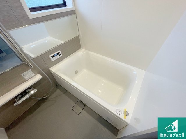 宝塚市逆瀬台　中古一戸建ての浴室|足をゆったり伸ばして寛げる浴槽です。窓が設けられていますので差し込む光が明るく穏やかな雰囲気にしてくれます♪浴室乾燥機も設置しているので、雨の日の洗濯物も安心です♪