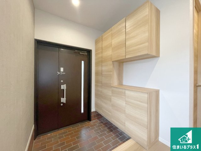 宝塚市逆瀬台　中古一戸建ての玄関|シューズボックスにはたくさんの靴が収納できるので玄関周りはいつもスッキリ！ご家族が増えても安心！