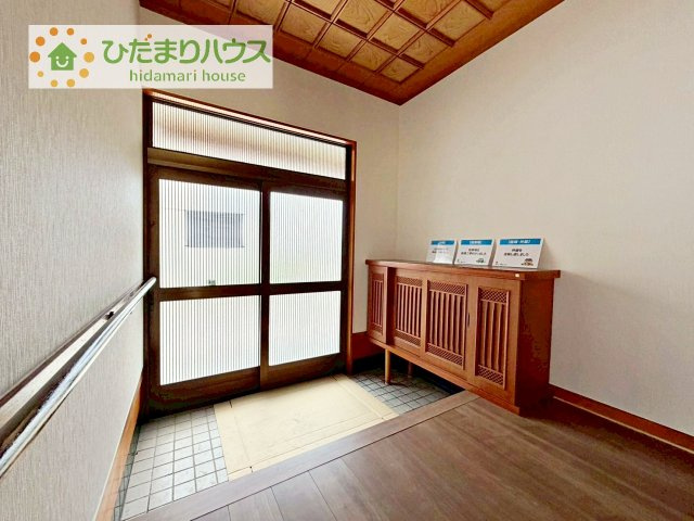 【玄関】 | 桜川市青柳　中古戸建 | 玄関が広いので親子で並んで仲良く靴が履けますね(^^)/！