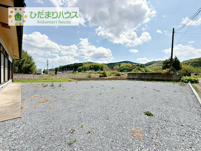 【庭】 | 桜川市青柳　中古戸建 | 日当たりの良い広い庭。友人や親せきが集まってＢＢＱをしたり、ペットと遊んだり。
一戸建てならではの楽しさが広がります(*^-^*)