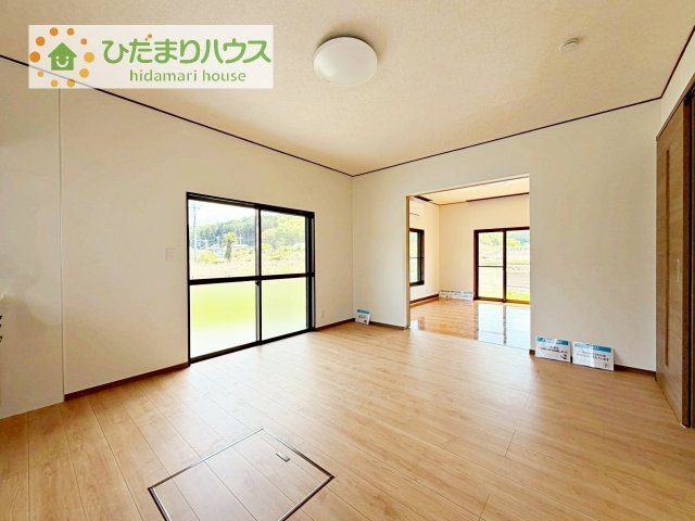 【居間・リビング】 | 桜川市青柳　中古戸建 | リビングの大きな窓からは、暖かな日の光が降り注ぎます・・・