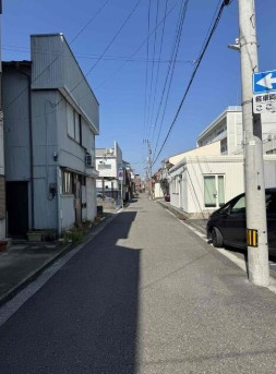 【周辺環境充実】高知市二葉町　中古一戸建ての前面道路含む現地写真|視界を遮る高い建物が少なく、見通しの良い直線道路