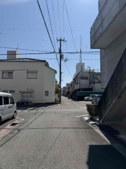 【周辺環境充実】高知市二葉町　中古一戸建ての前面道路含む現地写真|周辺は閑静な住宅街。道幅も確保されており、開放感があります