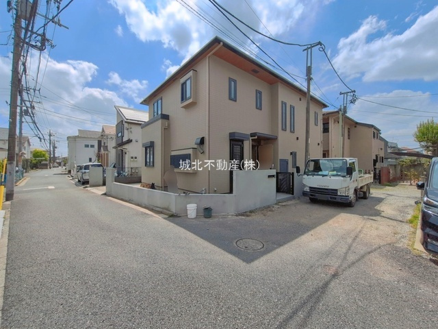 練馬区高野台5丁目の前面道路含む現地写真|東側約4.0ｍ公道×北側4.0ｍ道路に面する開放感ある角地