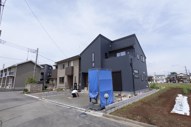 川越市上野田町　新築戸建　全３棟の前面道路含む現地写真