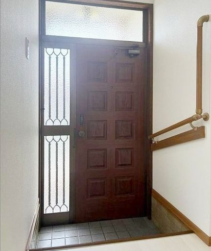 妙法寺字牛ノ子戸建の玄関