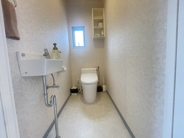 名護市済井出（テラス付き平屋全4棟）C棟のトイレ|C棟 タンクレストイレ♪独立手洗い場付きです♪