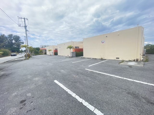 名護市済井出（テラス付き平屋全4棟）C棟の外観|C棟 並列駐車2台完備♪