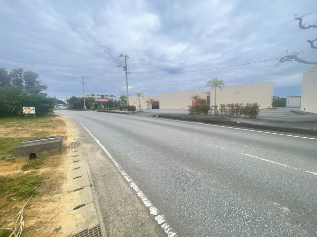 名護市済井出（テラス付き平屋全4棟）C棟の前面道路含む現地写真|南西側公道10.6m♪