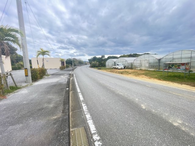 名護市済井出（テラス付き平屋全4棟）C棟の前面道路含む現地写真|南西側公道10.6m♪