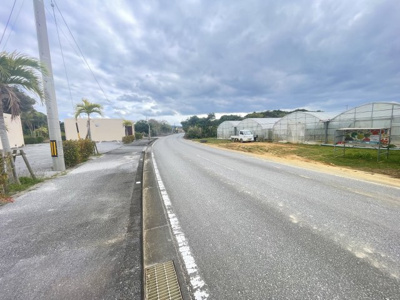 【前面道路含む現地写真】 | 名護市済井出（テラス付き平屋全4棟）C棟 | 南西側公道10.6m♪
