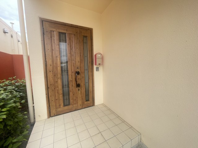 名護市済井出（テラス付き平屋全4棟）C棟の玄関|C棟 ゴージャスな両開き扉♪ダブルロックキー♪
