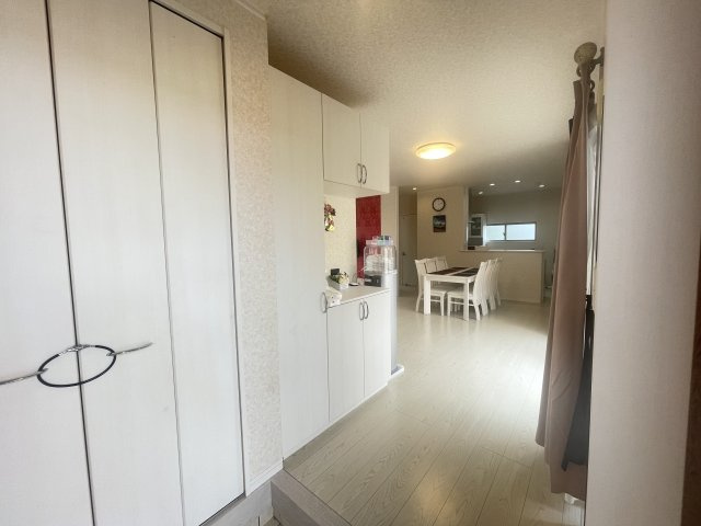 名護市済井出（テラス付き平屋全4棟）C棟の玄関|C棟 収納たっぷり玄関♪