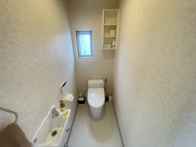 名護市済井出（テラス付き平屋全4棟）C棟のトイレ|C棟 タンクレストイレ♪独立型手洗い場付き♪